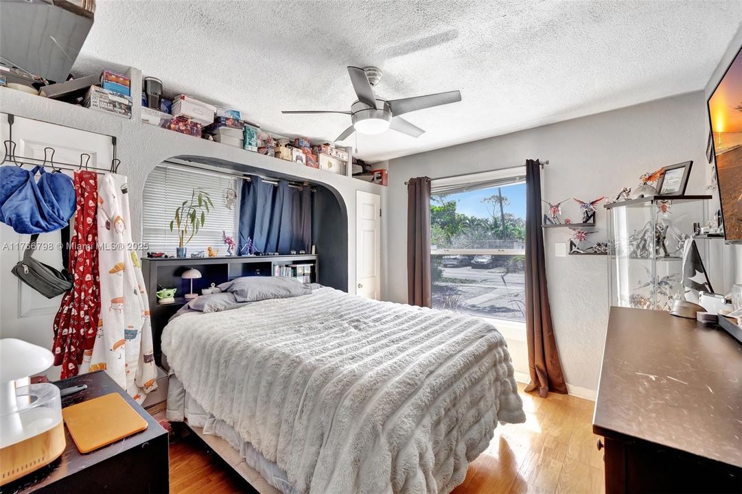 Recently Sold: $400,000 (2 beds, 1 baths, 1163 Square Feet)