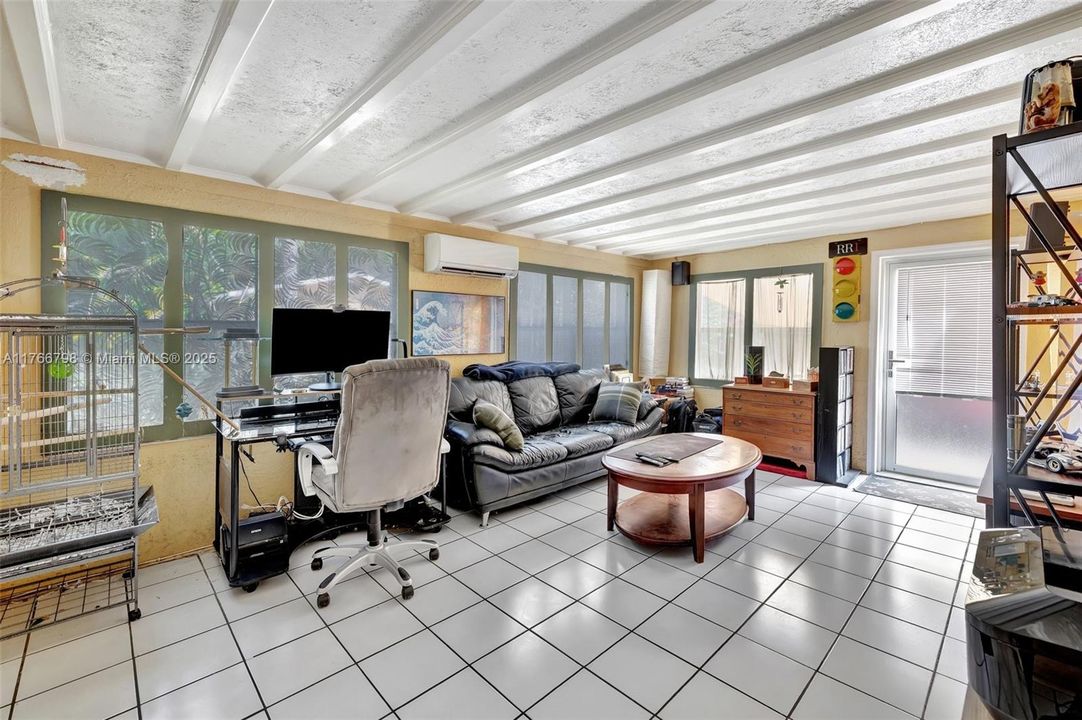 Recently Sold: $400,000 (2 beds, 1 baths, 1163 Square Feet)