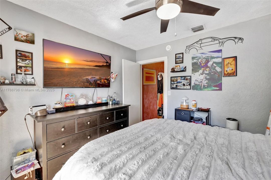 Recently Sold: $400,000 (2 beds, 1 baths, 1163 Square Feet)