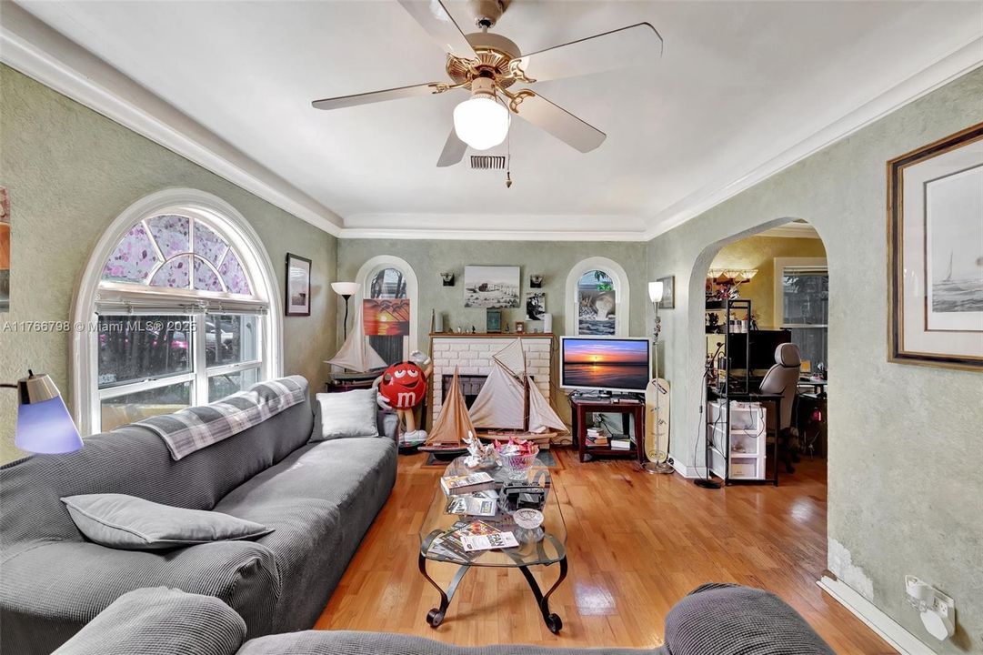 Recently Sold: $400,000 (2 beds, 1 baths, 1163 Square Feet)