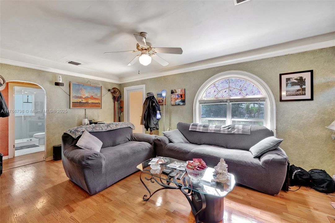 Recently Sold: $400,000 (2 beds, 1 baths, 1163 Square Feet)