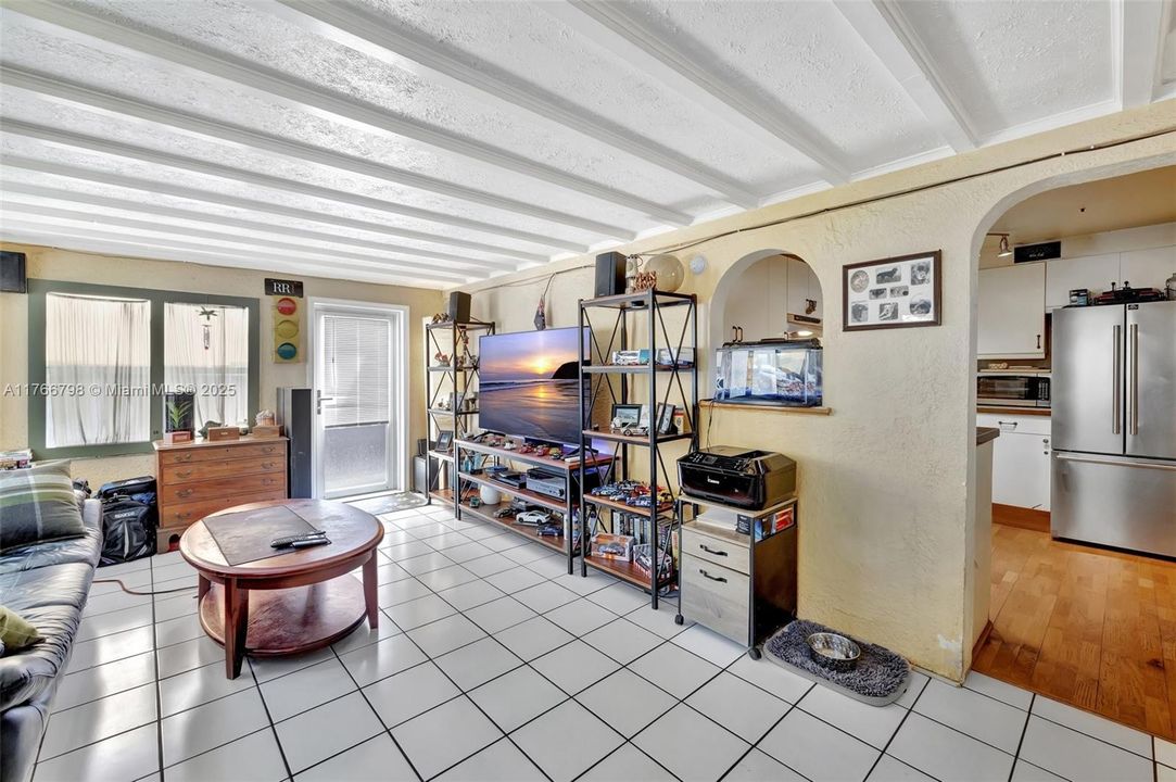 Recently Sold: $400,000 (2 beds, 1 baths, 1163 Square Feet)