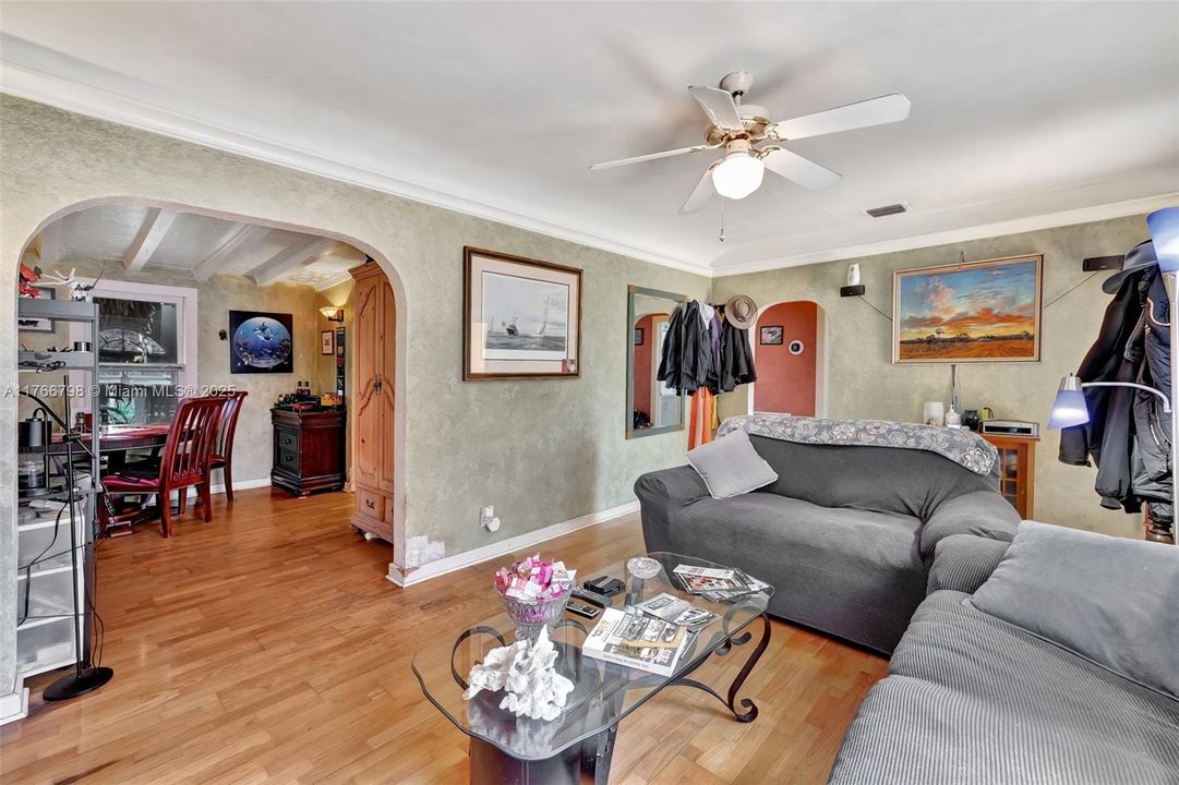 Recently Sold: $400,000 (2 beds, 1 baths, 1163 Square Feet)