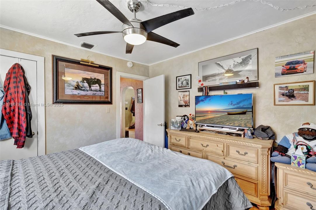 Recently Sold: $400,000 (2 beds, 1 baths, 1163 Square Feet)