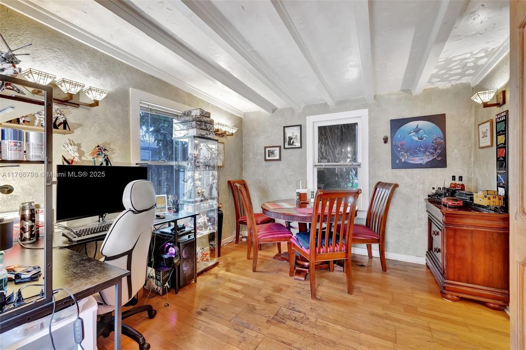 Recently Sold: $400,000 (2 beds, 1 baths, 1163 Square Feet)