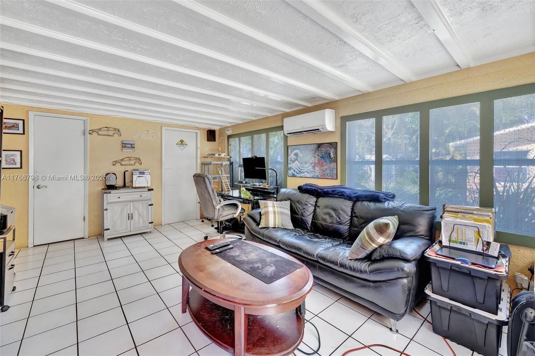 Recently Sold: $400,000 (2 beds, 1 baths, 1163 Square Feet)