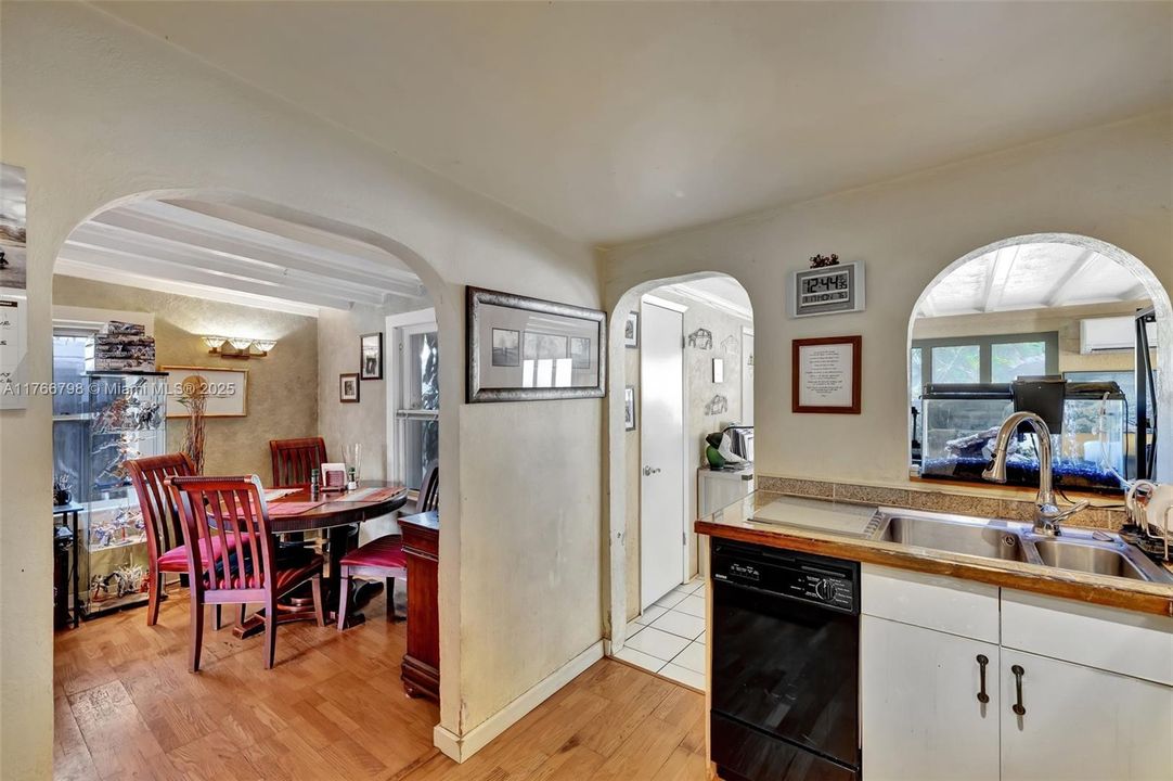 Recently Sold: $400,000 (2 beds, 1 baths, 1163 Square Feet)