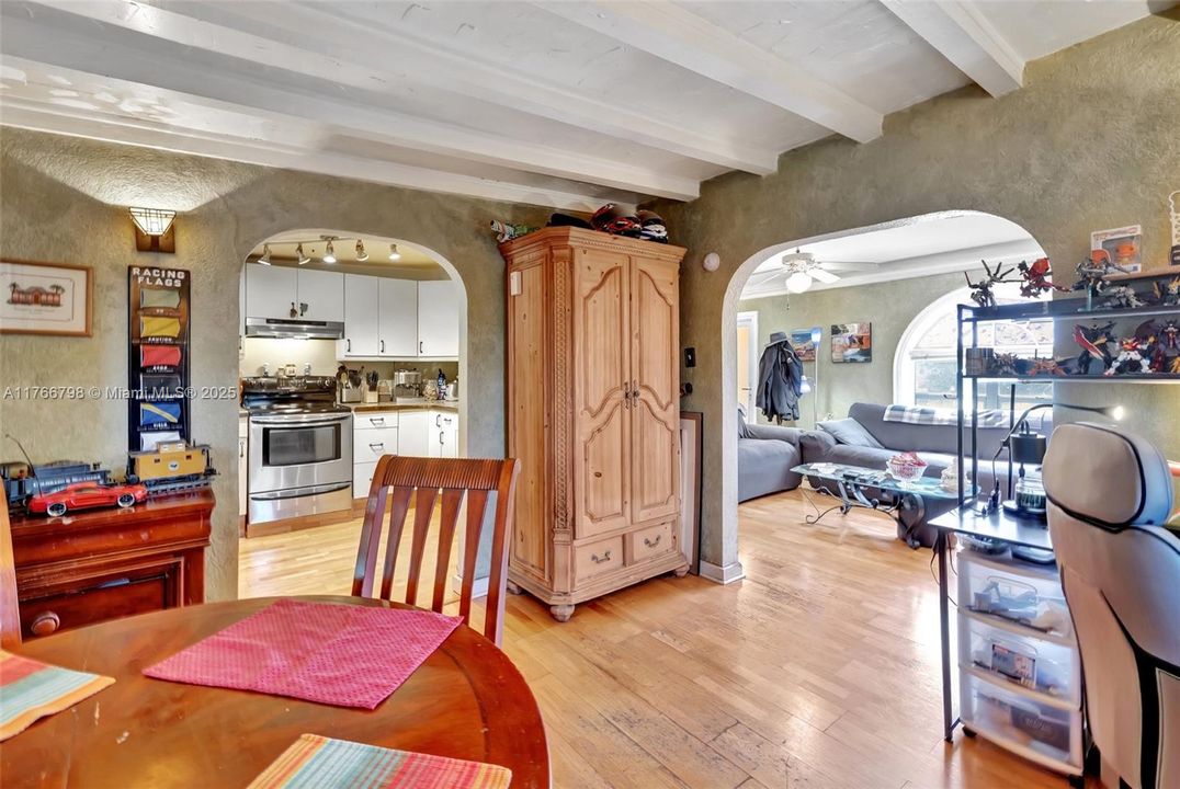 Recently Sold: $400,000 (2 beds, 1 baths, 1163 Square Feet)