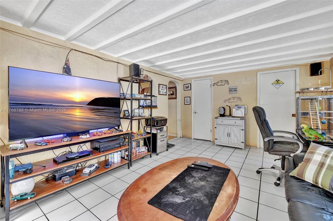 Recently Sold: $400,000 (2 beds, 1 baths, 1163 Square Feet)