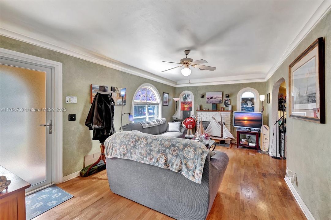 Recently Sold: $400,000 (2 beds, 1 baths, 1163 Square Feet)
