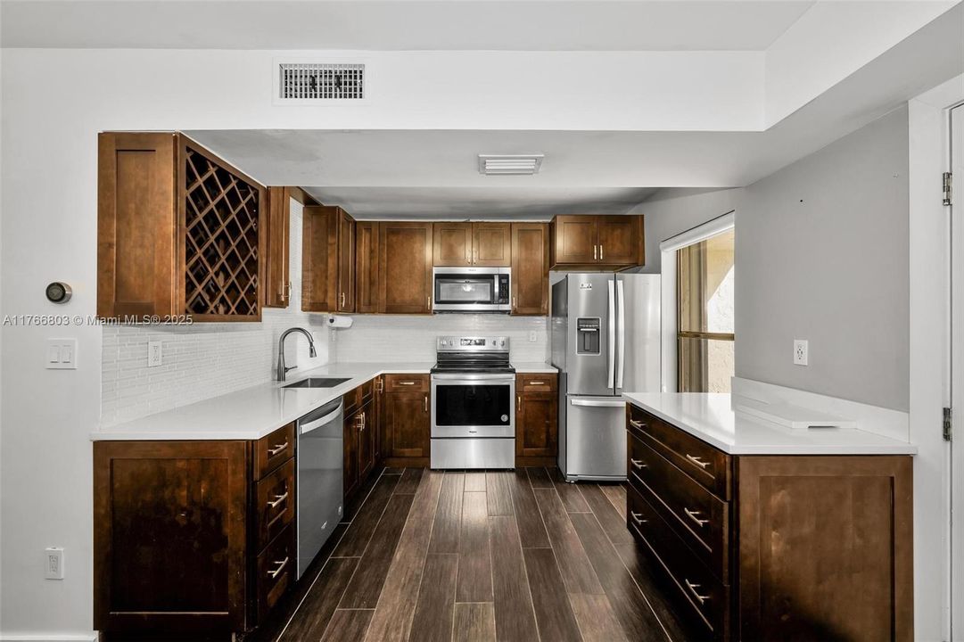 Vendido Recientemente: $315,000 (2 camas, 2 baños, 940 Pies cuadrados)