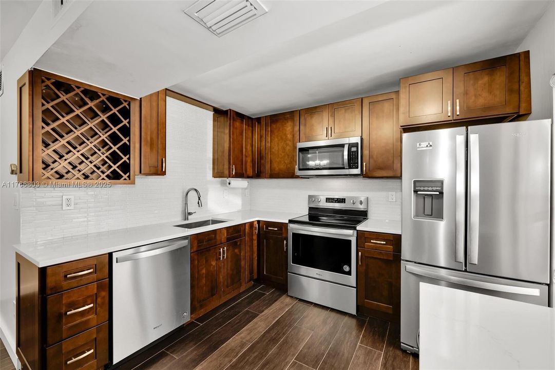 Vendido Recientemente: $315,000 (2 camas, 2 baños, 940 Pies cuadrados)