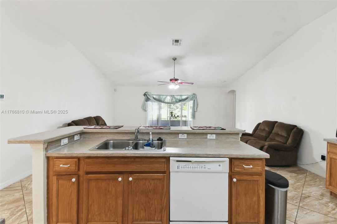 Vendido Recientemente: $314,990 (3 camas, 2 baños, 2033 Pies cuadrados)