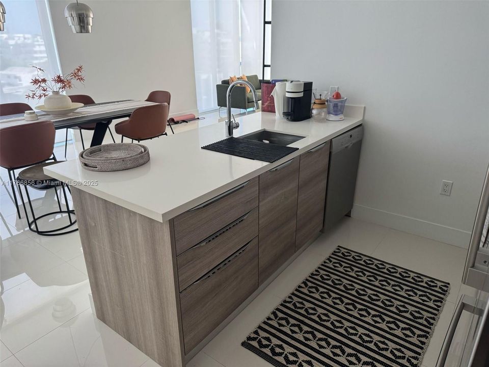 待售: $1,250,000 (2 贝兹, 2 浴室, 1276 平方英尺)