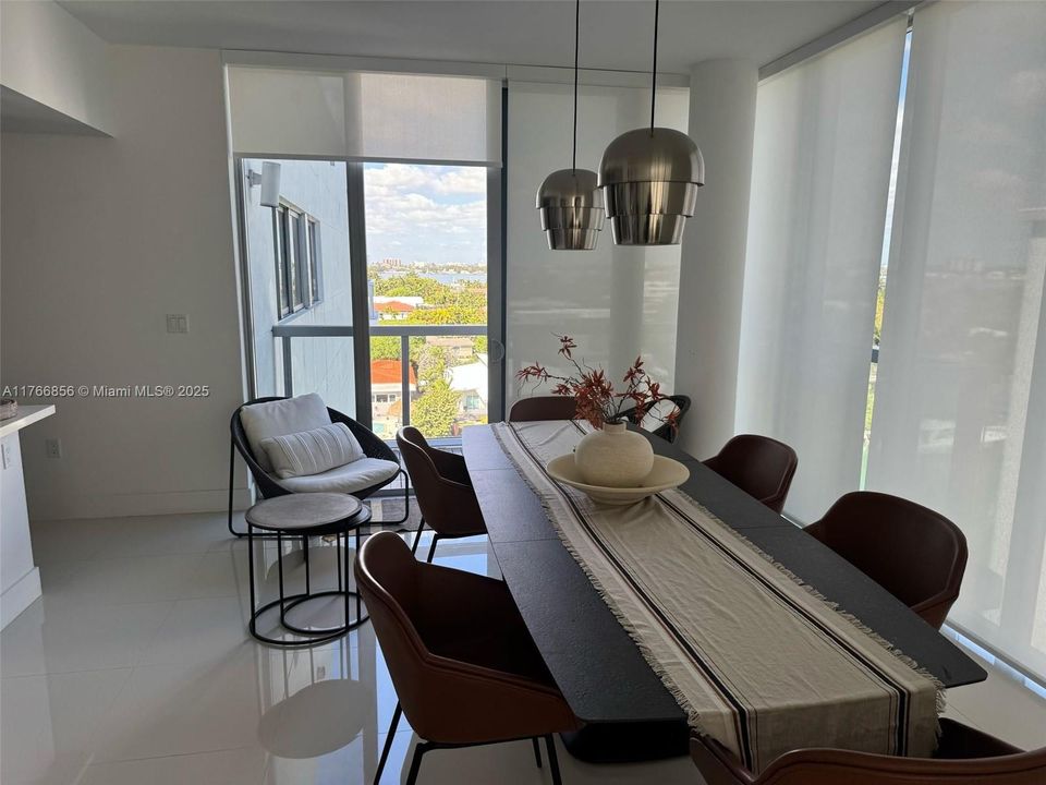 待售: $1,250,000 (2 贝兹, 2 浴室, 1276 平方英尺)