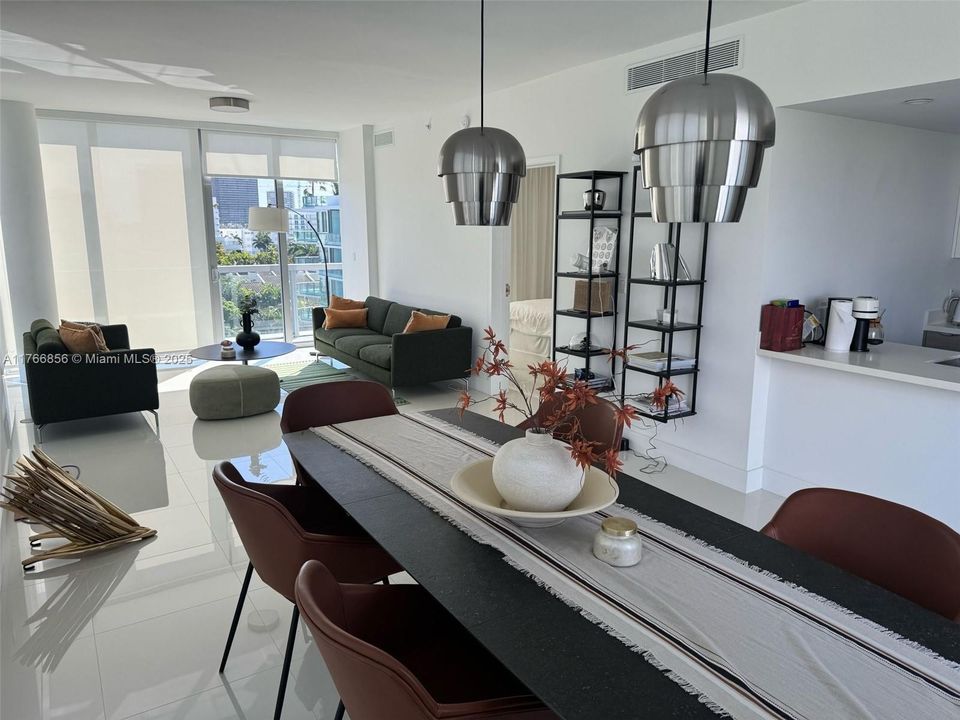 待售: $1,250,000 (2 贝兹, 2 浴室, 1276 平方英尺)