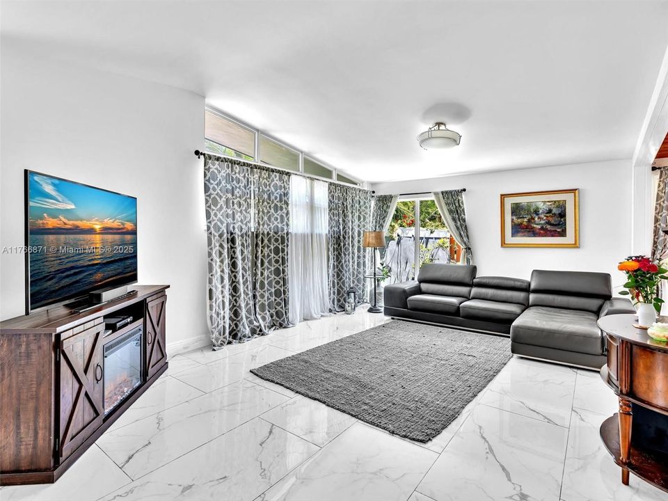 最近售出: $899,000 (3 贝兹, 2 浴室, 1696 平方英尺)