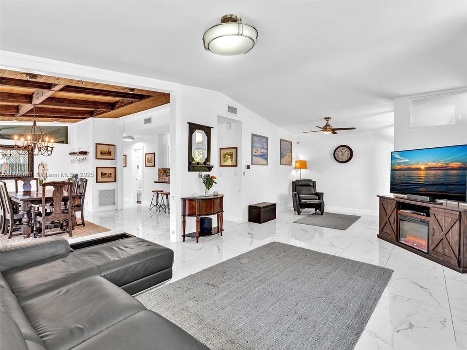 最近售出: $899,000 (3 贝兹, 2 浴室, 1696 平方英尺)