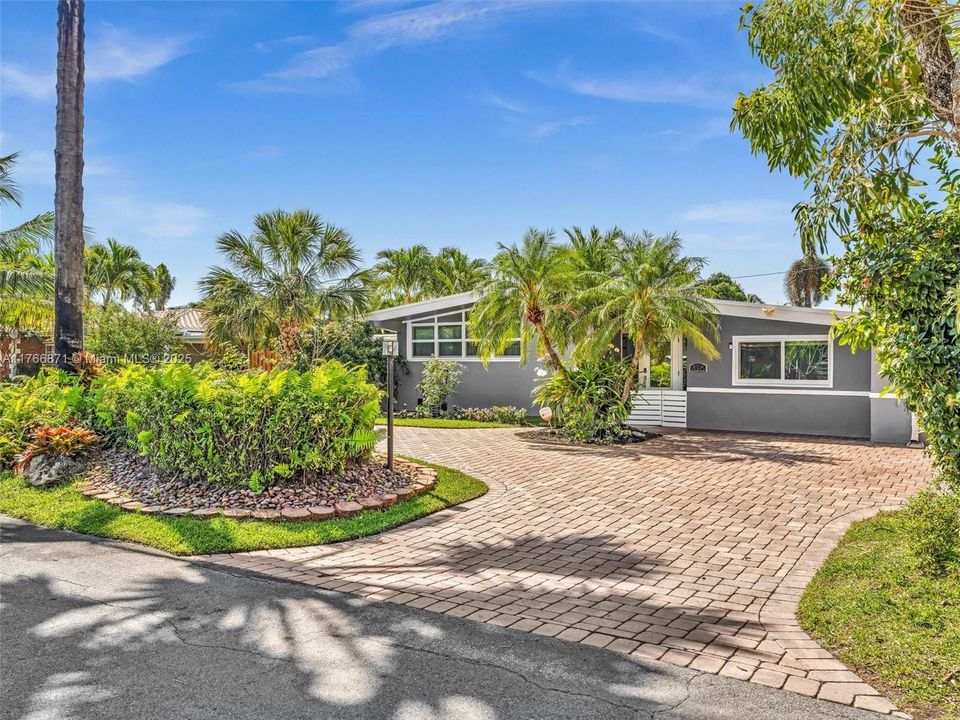 最近售出: $899,000 (3 贝兹, 2 浴室, 1696 平方英尺)