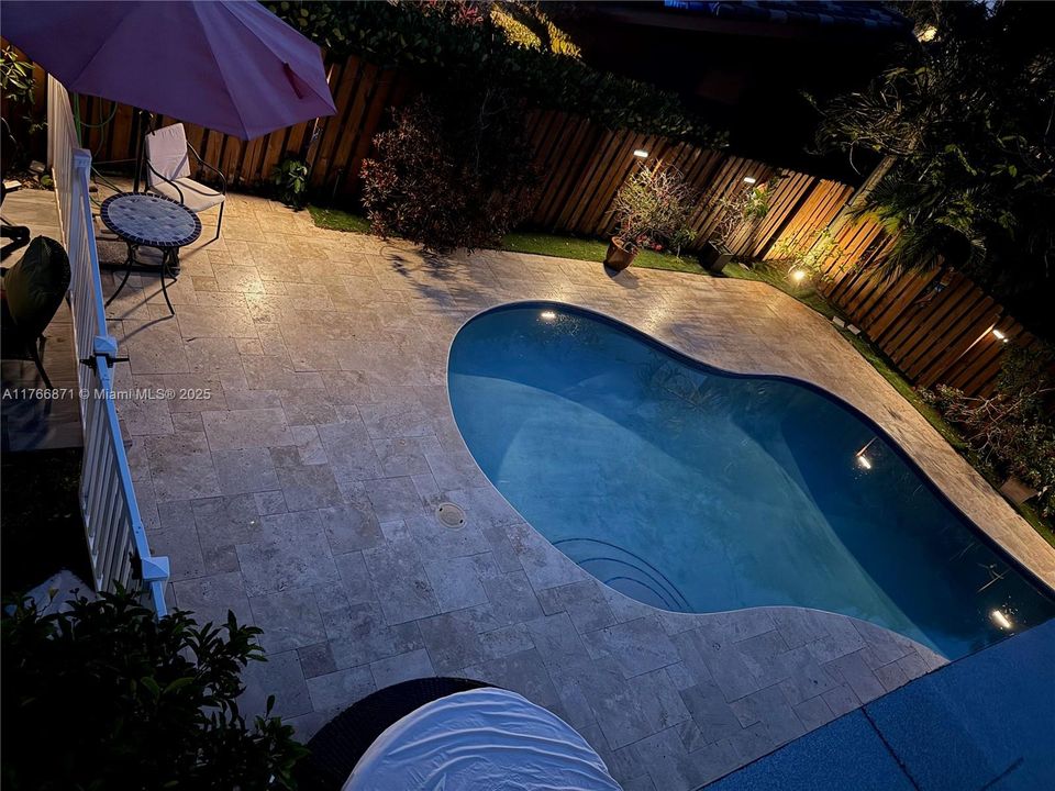 pool light changes colors