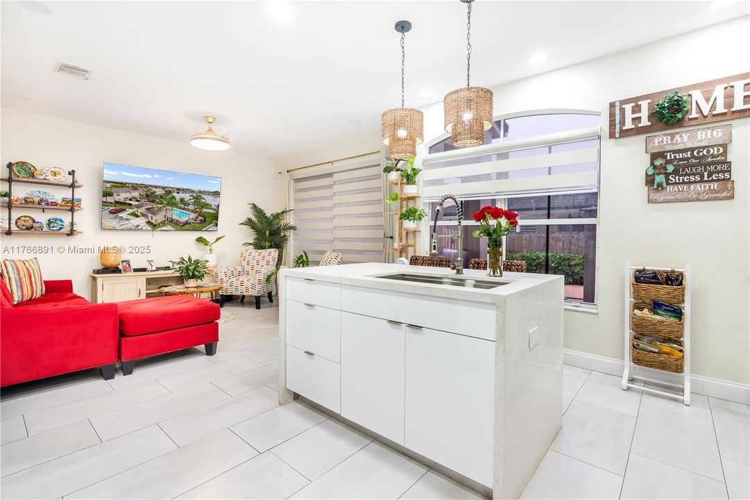 最近售出: $520,000 (3 贝兹, 2 浴室, 1476 平方英尺)