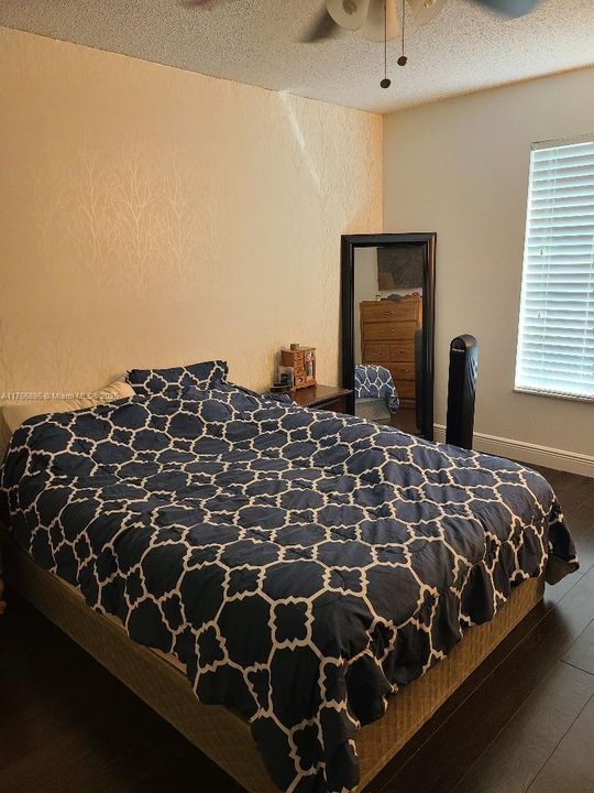 Recently Sold: $220,000 (2 beds, 2 baths, 1585 Square Feet)