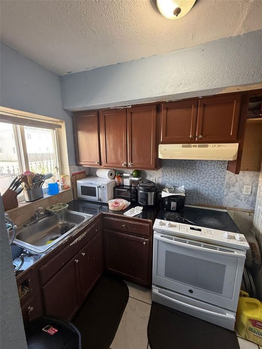 待售: $190,000 (2 贝兹, 1 浴室, 950 平方英尺)