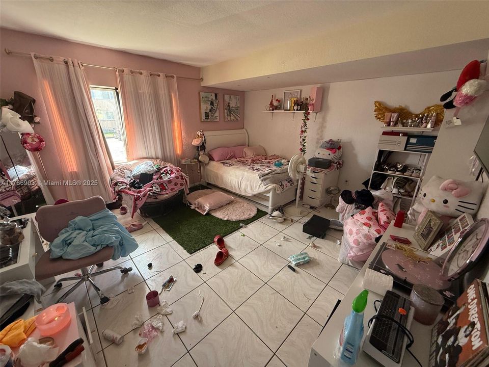 待售: $190,000 (2 贝兹, 1 浴室, 950 平方英尺)