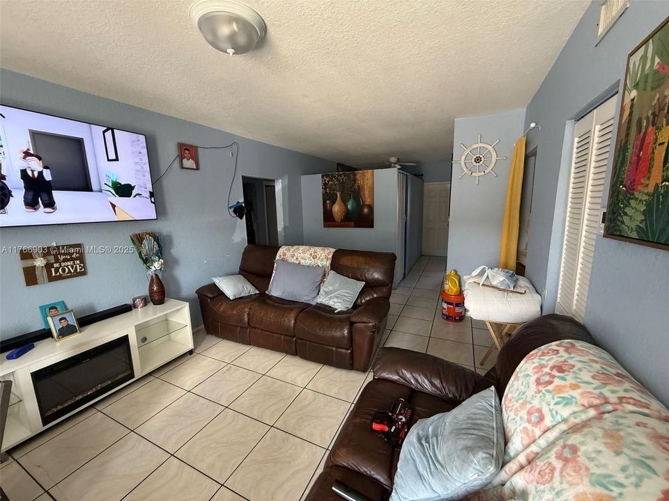 待售: $190,000 (2 贝兹, 1 浴室, 950 平方英尺)