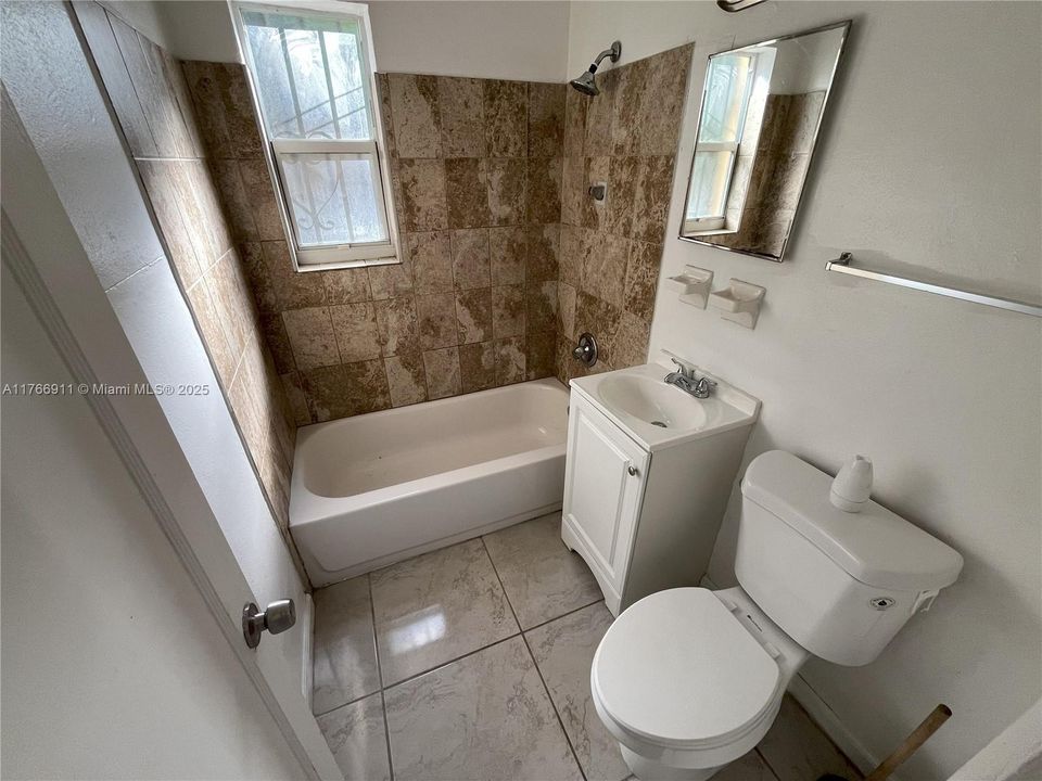 Недавно продано: $325,000 (2 спален, 1 ванн, 572 Квадратных фут)