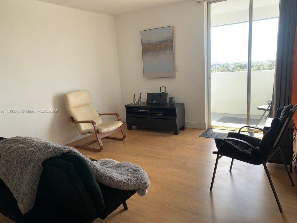 Recently Rented: $2,200 (2 beds, 2 baths, 882 Square Feet)