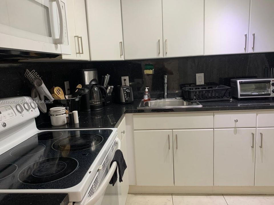 Recently Rented: $2,200 (2 beds, 2 baths, 882 Square Feet)