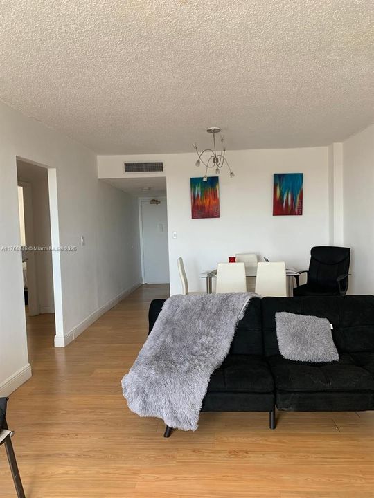 Recently Rented: $2,200 (2 beds, 2 baths, 882 Square Feet)
