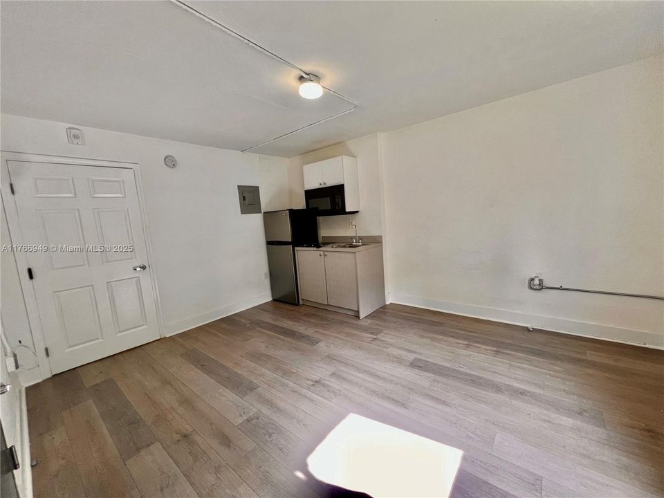 Recently Rented: $1,650 (0 beds, 1 baths, 450 Square Feet)