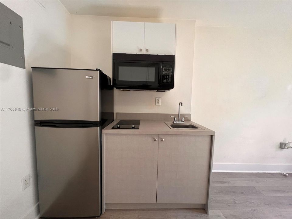 Recently Rented: $1,650 (0 beds, 1 baths, 450 Square Feet)