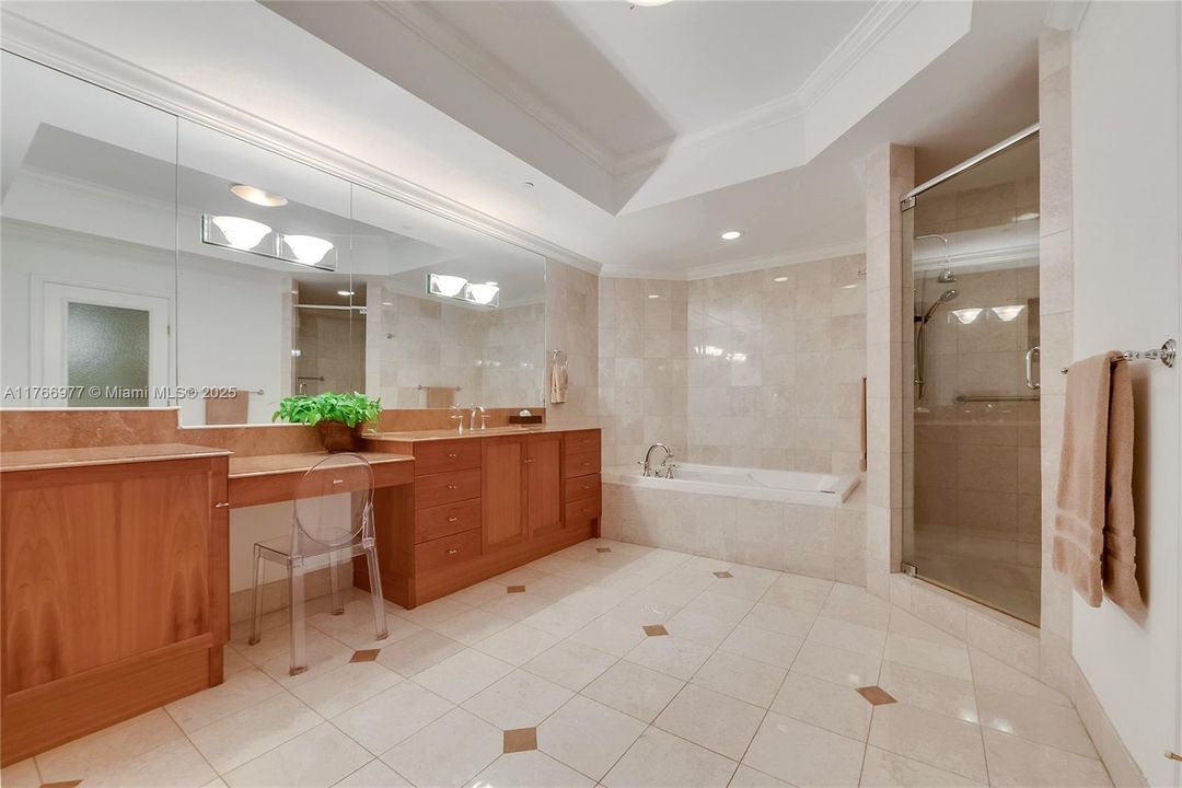 Active With Contract: $3,300,000 (3 beds, 3 baths, 3100 Square Feet)