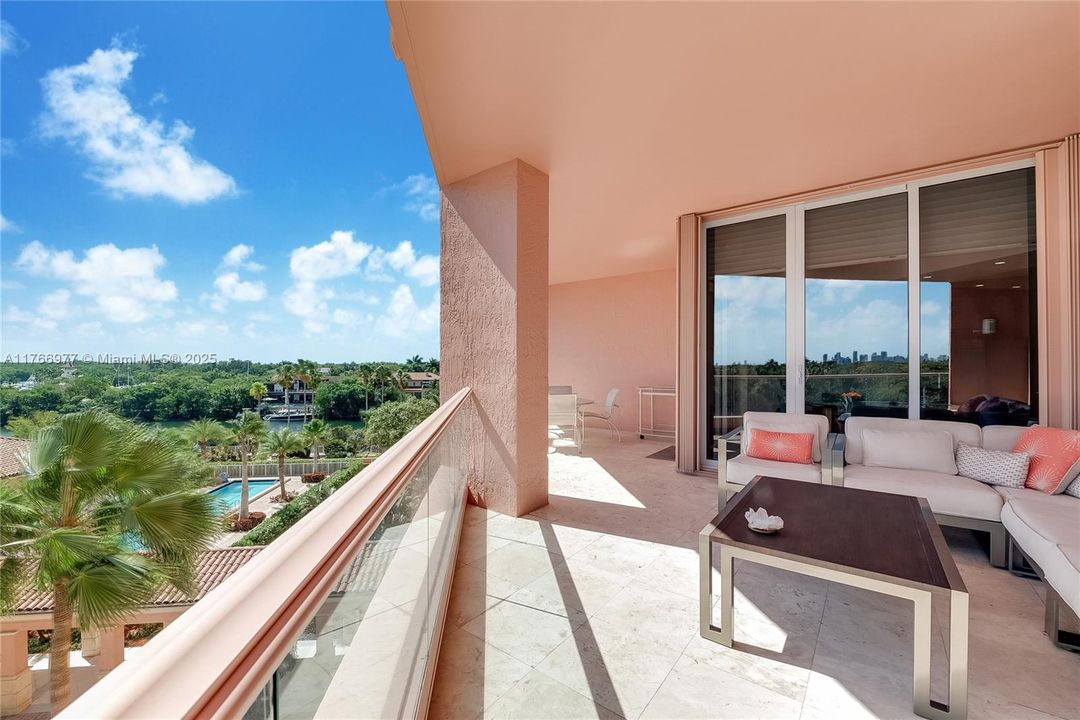 Active With Contract: $3,300,000 (3 beds, 3 baths, 3100 Square Feet)