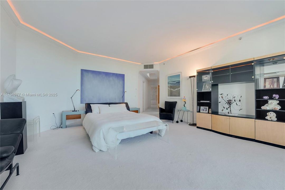 Active With Contract: $3,300,000 (3 beds, 3 baths, 3100 Square Feet)