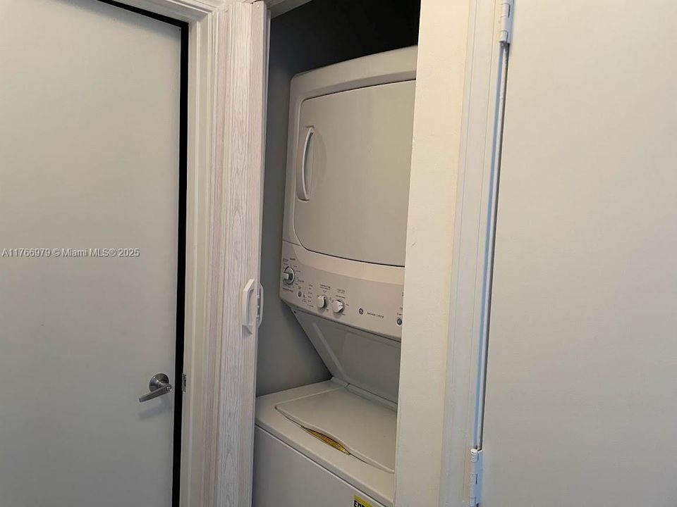 For Sale: $525,000 (1 beds, 1 baths, 773 Square Feet)