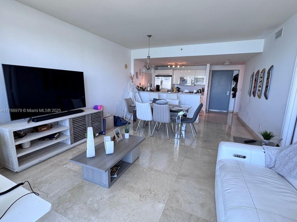 For Sale: $525,000 (1 beds, 1 baths, 773 Square Feet)