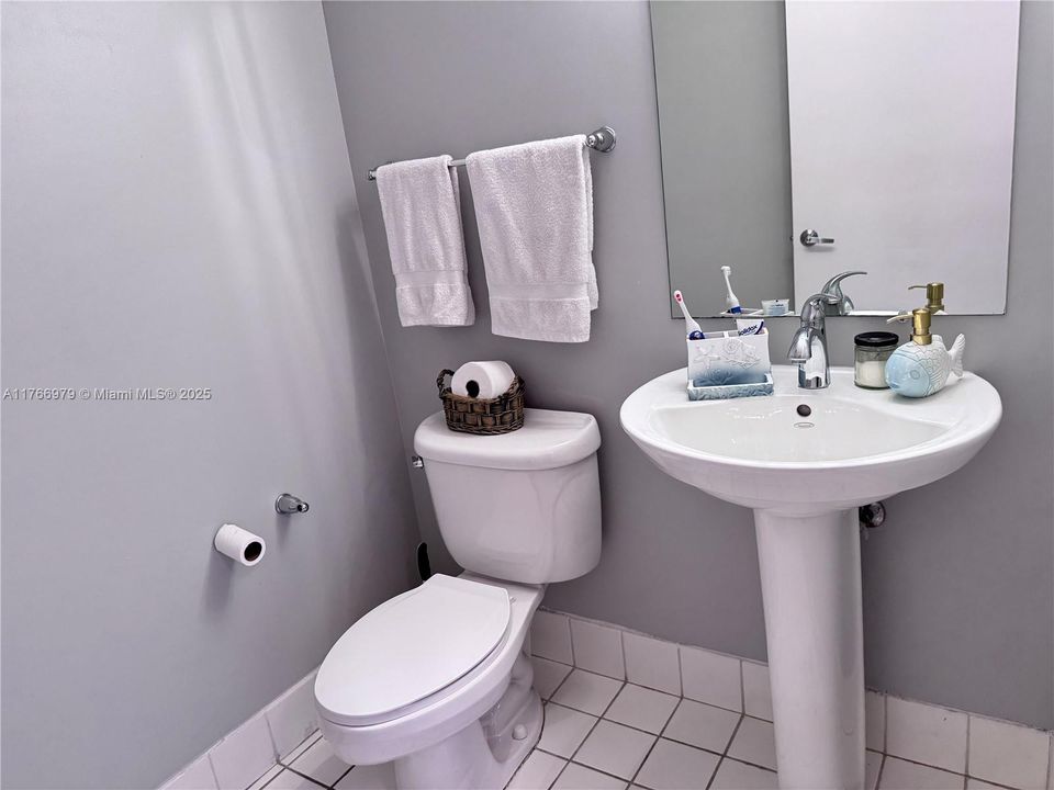 For Sale: $525,000 (1 beds, 1 baths, 773 Square Feet)
