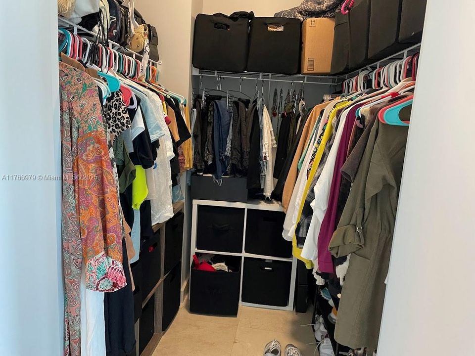 For Sale: $525,000 (1 beds, 1 baths, 773 Square Feet)