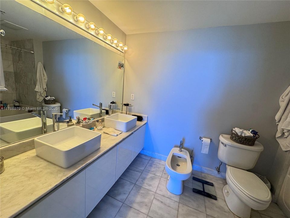 For Sale: $525,000 (1 beds, 1 baths, 773 Square Feet)