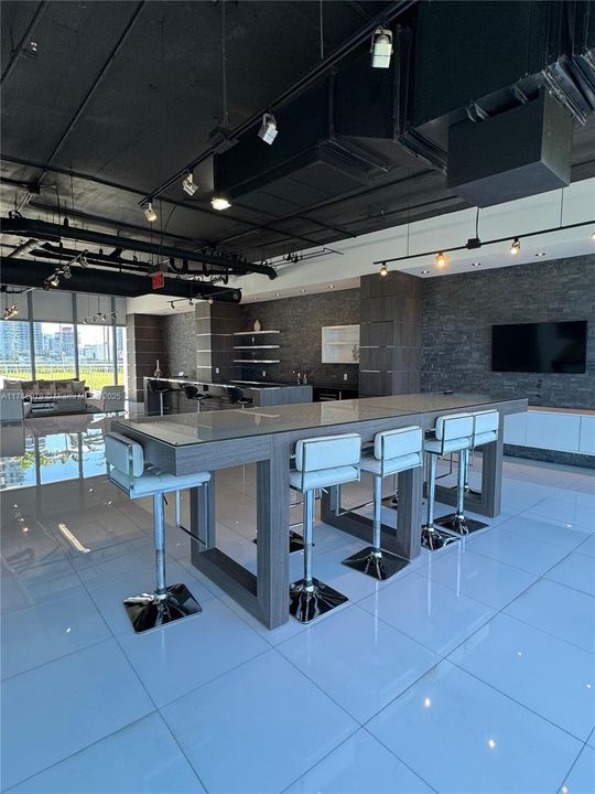 For Sale: $525,000 (1 beds, 1 baths, 773 Square Feet)