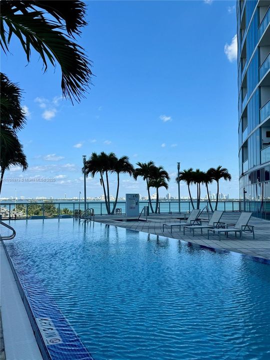 For Sale: $525,000 (1 beds, 1 baths, 773 Square Feet)