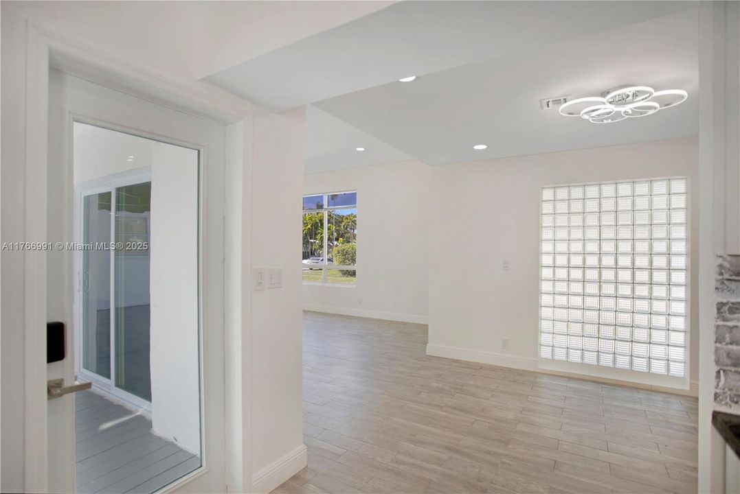 Vendido Recientemente: $915,000 (3 camas, 2 baños, 1537 Pies cuadrados)