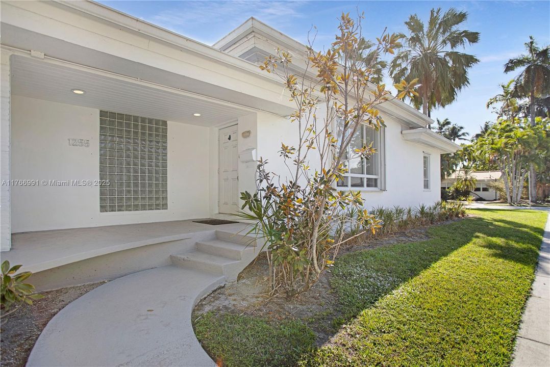 Vendido Recientemente: $915,000 (3 camas, 2 baños, 1537 Pies cuadrados)