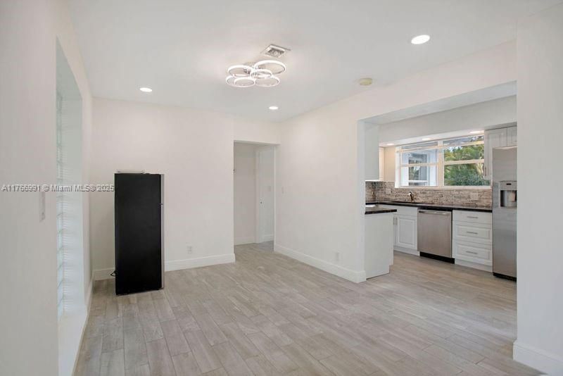 Vendido Recientemente: $915,000 (3 camas, 2 baños, 1537 Pies cuadrados)