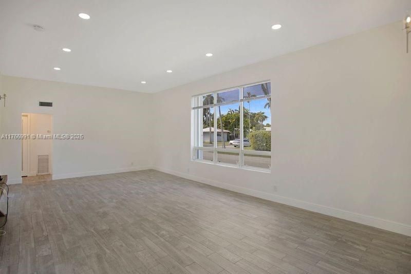 Vendido Recientemente: $915,000 (3 camas, 2 baños, 1537 Pies cuadrados)