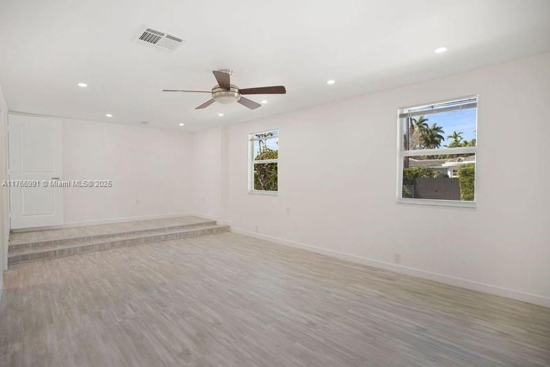 Vendido Recientemente: $915,000 (3 camas, 2 baños, 1537 Pies cuadrados)